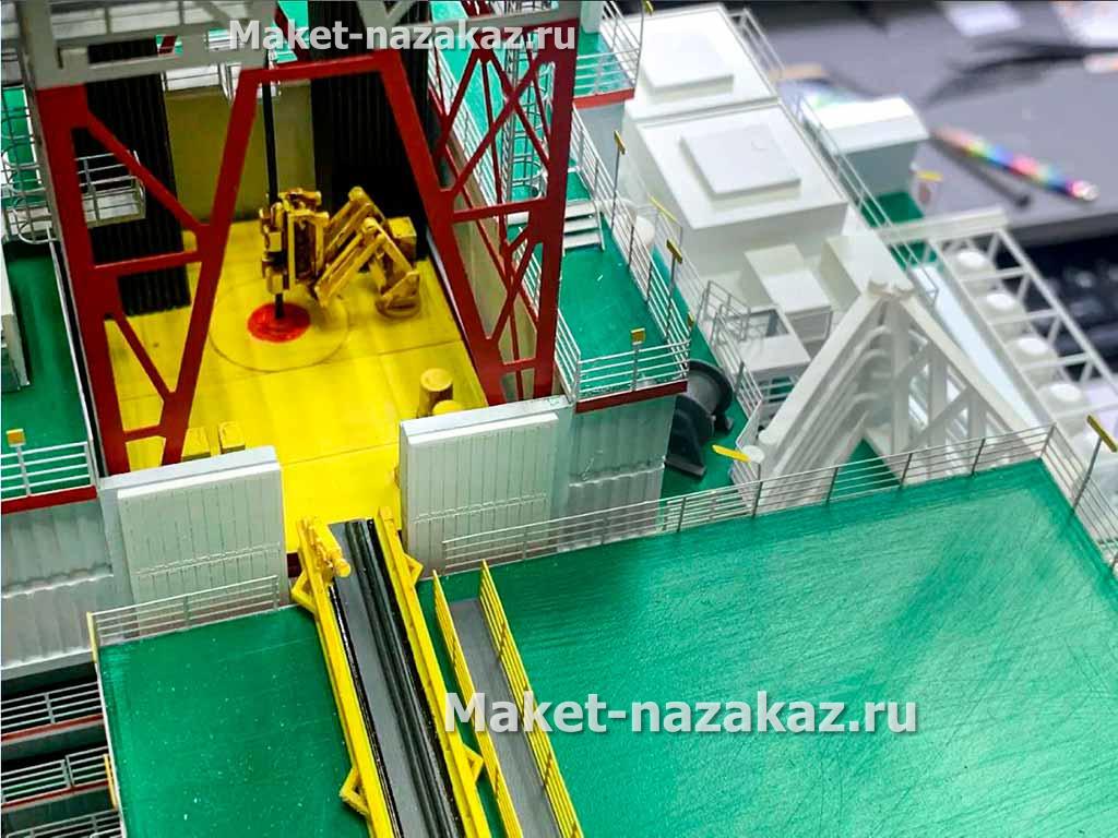 Макет техники на заказ для выставки грузовой автомобиль Краз гружённый понтоном.