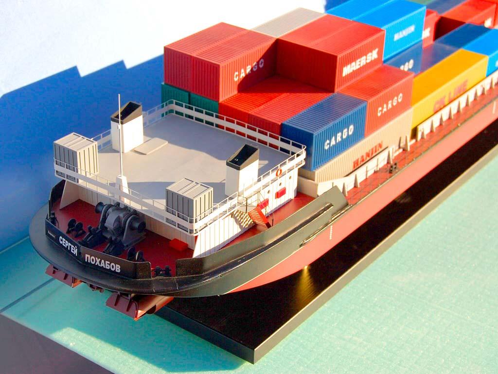 3‑D масштабная модель контейнеровоза с контейнерами Maersk, Hanjin и C.K. Line: детализированная экспозиция для логистики, образования и коллекционирования 3‑D масштабная модель морского контейнеровоза: на палубе — разноцветные контейнеры с маркировкой Maersk, Hanjin, C.K. Line; корпус красно‑чёрный, надстройка белая; экспонат на подставке для демонстрации принципов морских грузоперевозок