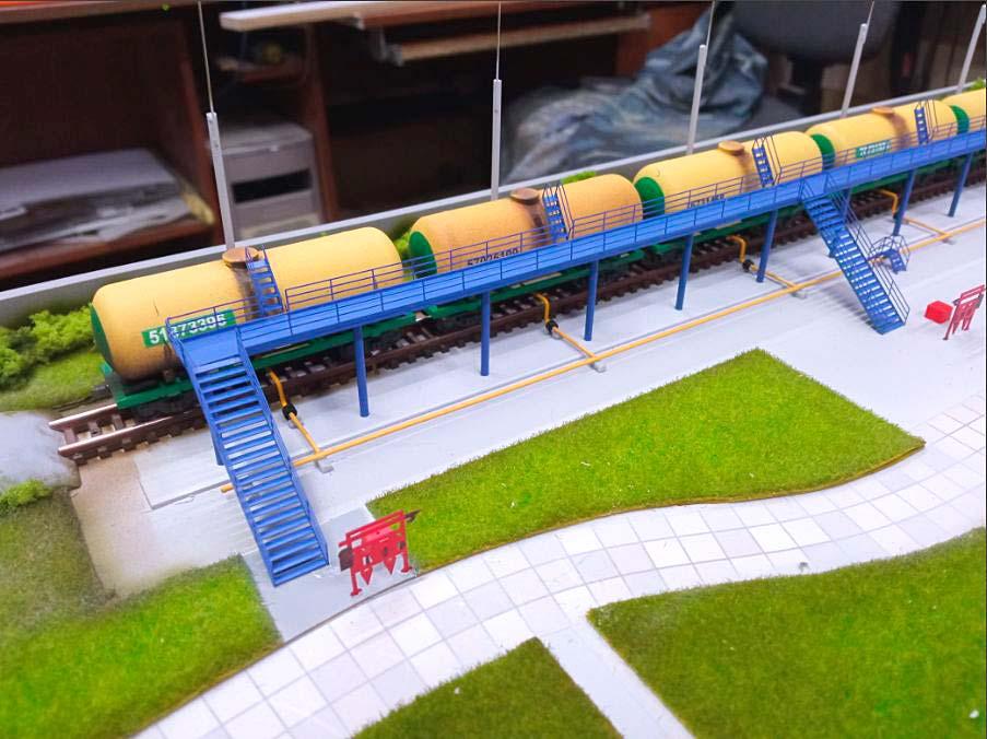 Макет техники на заказ для выставки грузовой автомобиль Камаз с антеннами и пеленгатором.