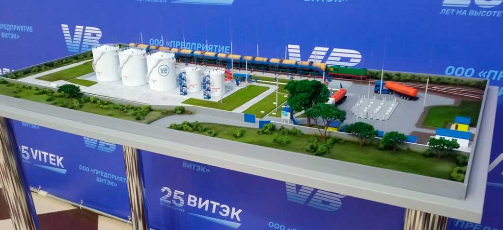 Макет техники на заказ для выставки грузовой автомобиль Краз гружённый понтоном.