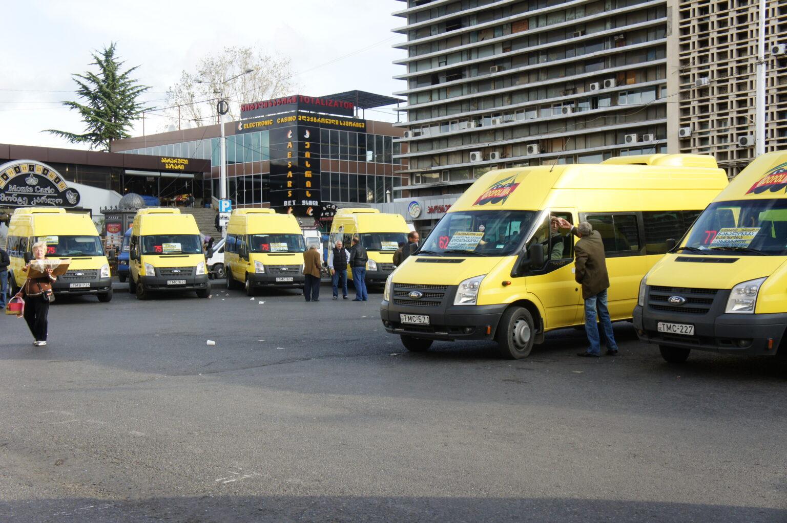 Маршрутка на автовокзале Дидубе в Тбилиси.