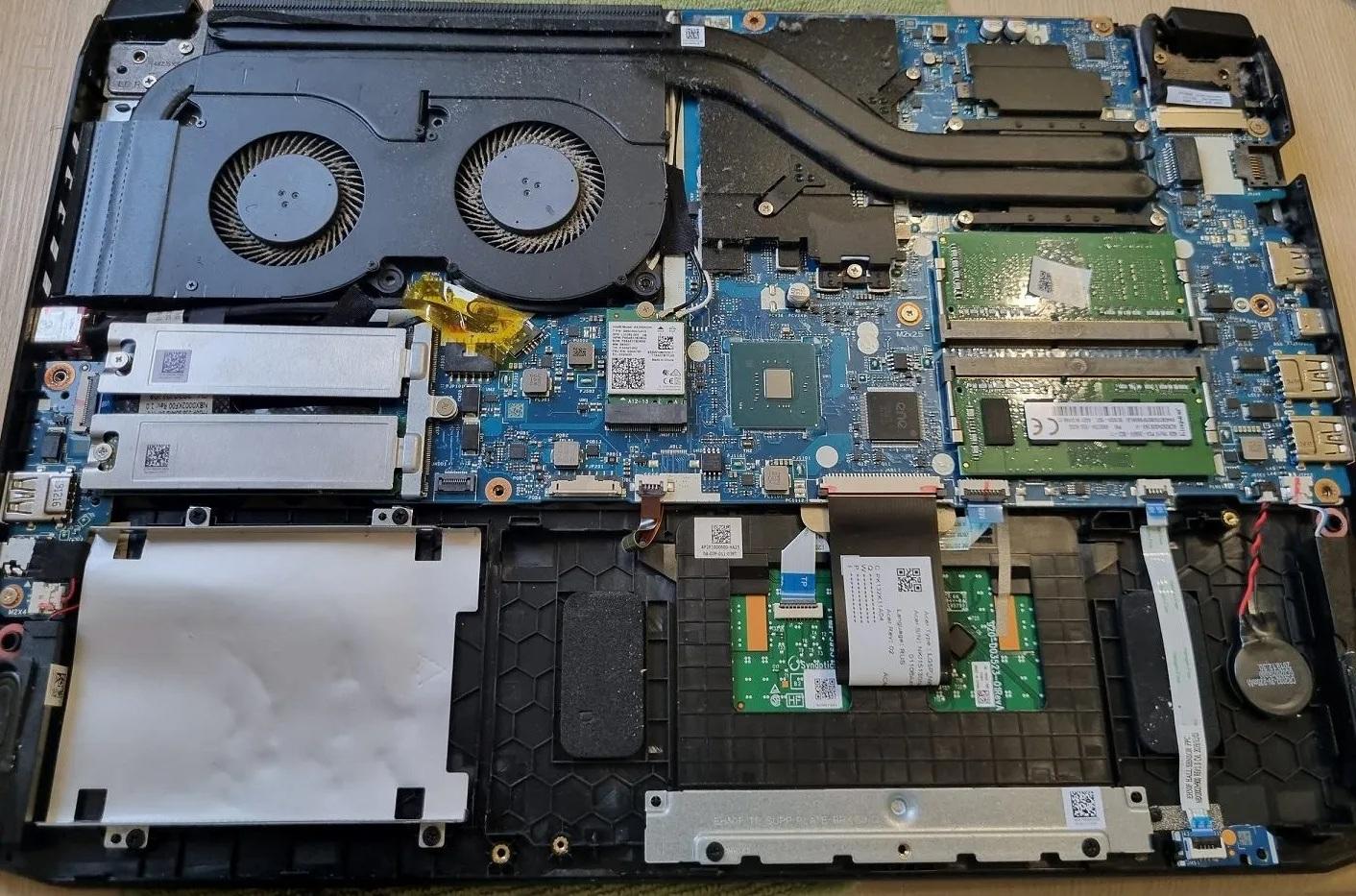 разобранный для чистки и замены термопасты игровой ноутбук