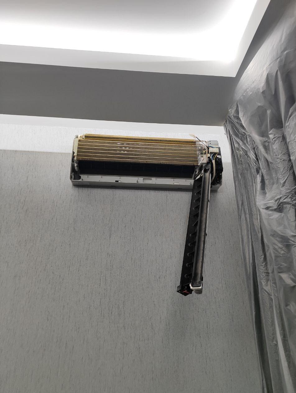 разобранный кондиционер (устранение течи)