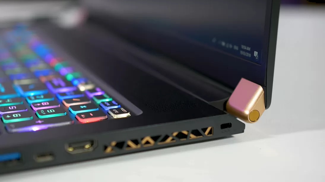 Вид сбоку MSI GS75 Stealth