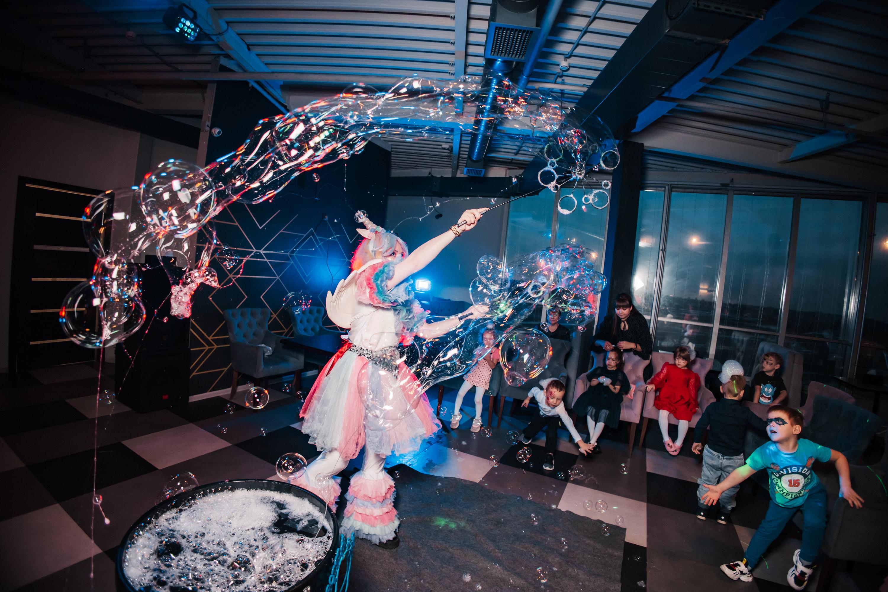 Мыльное шоу на празднике: большой пузырь и реакция детей