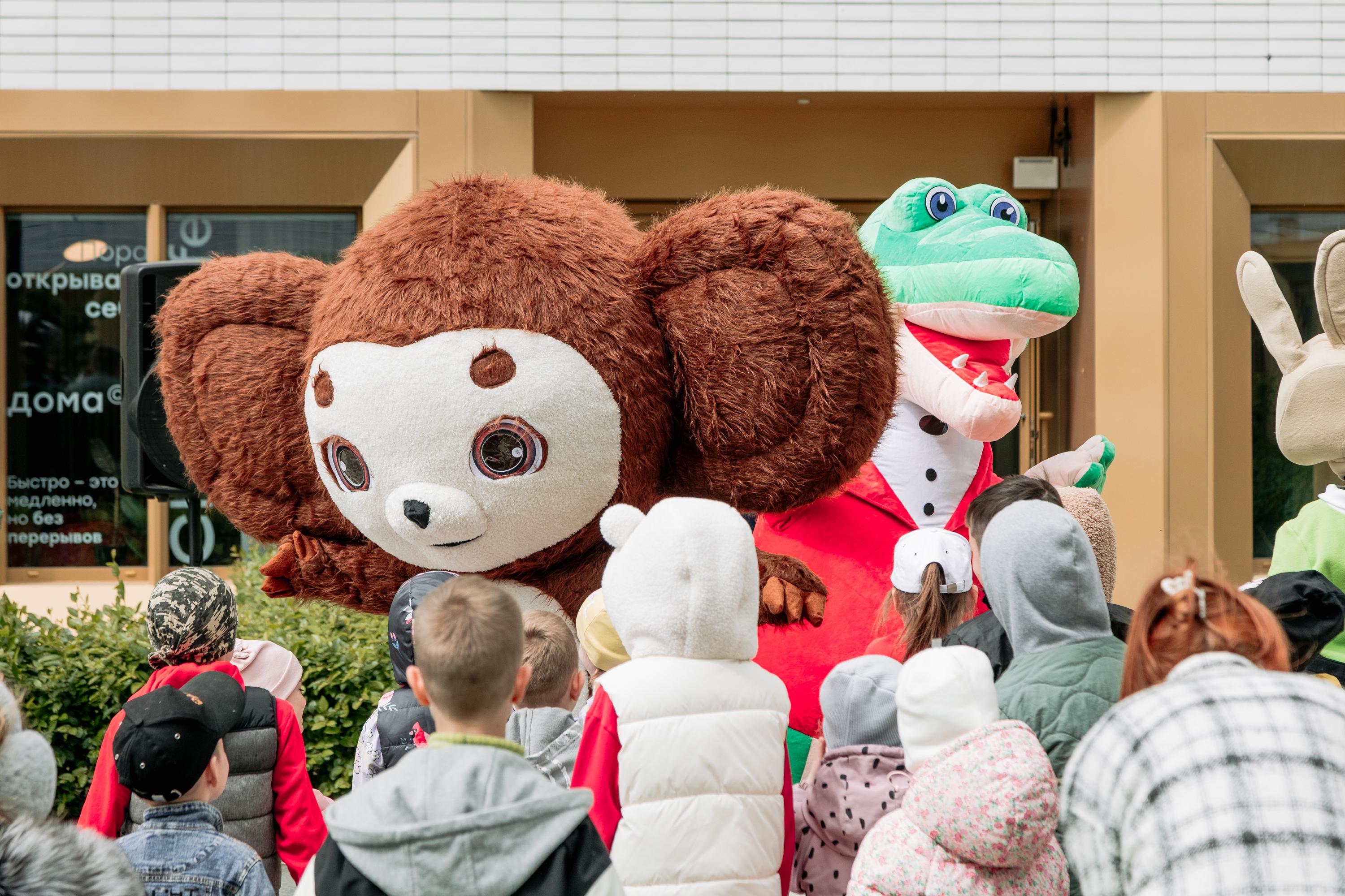 Аниматор проводит игры с детьми на детском празднике