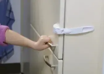 Не закрывается дверь встроенного холодильника что делать?