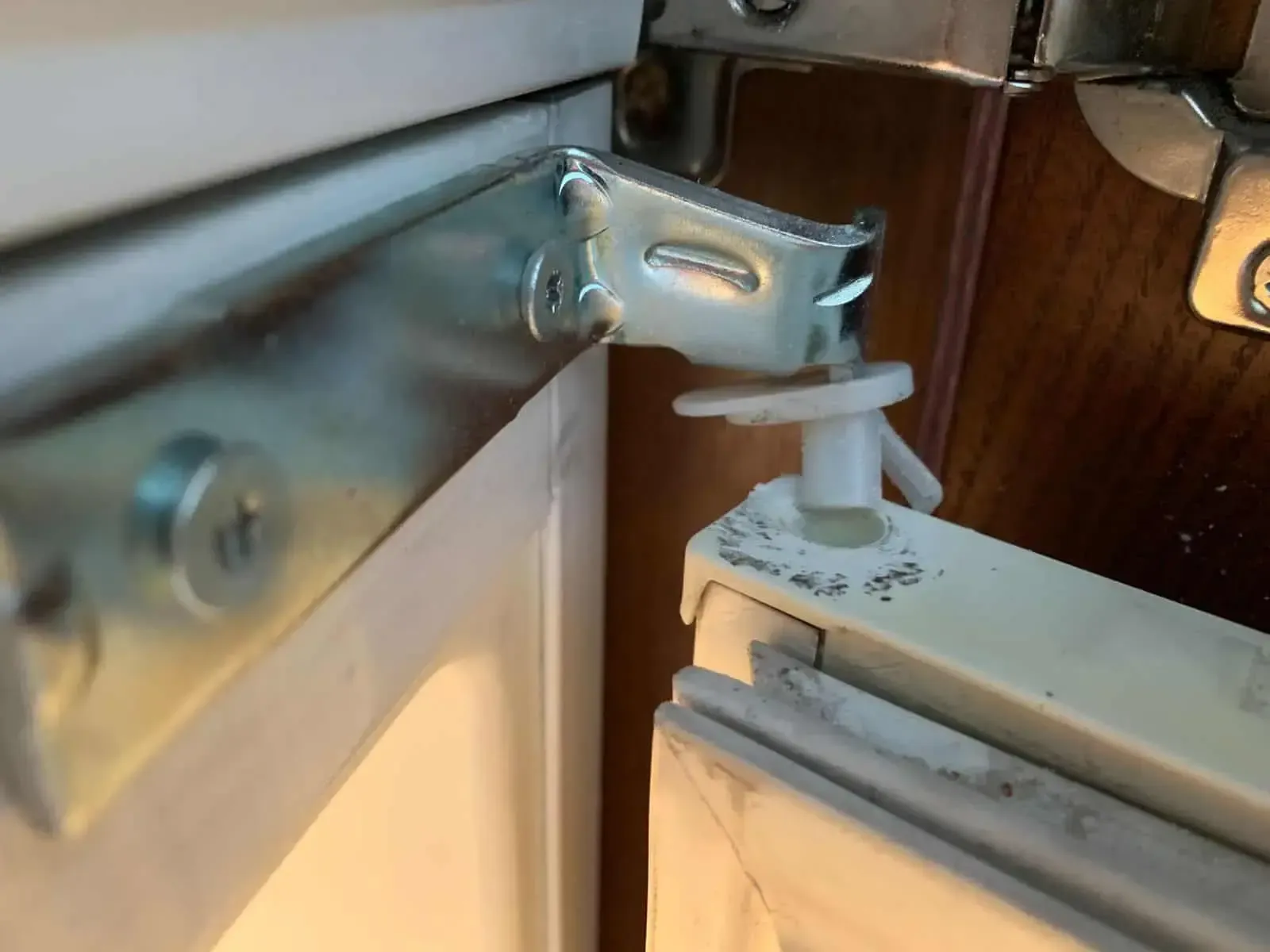 цены на замену втулок шарниров встроенных холодильников