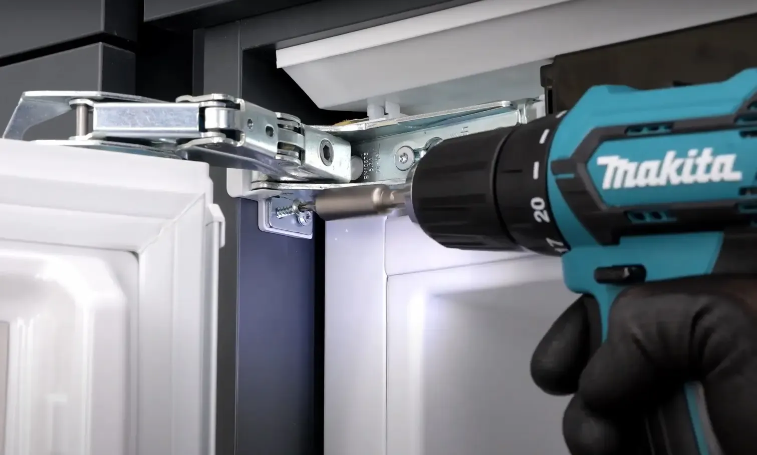 Оказываем услуги по замене, ремонту петель встроенных холодильников