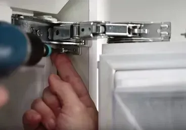 Замене петель встроенного холодильника Bosch