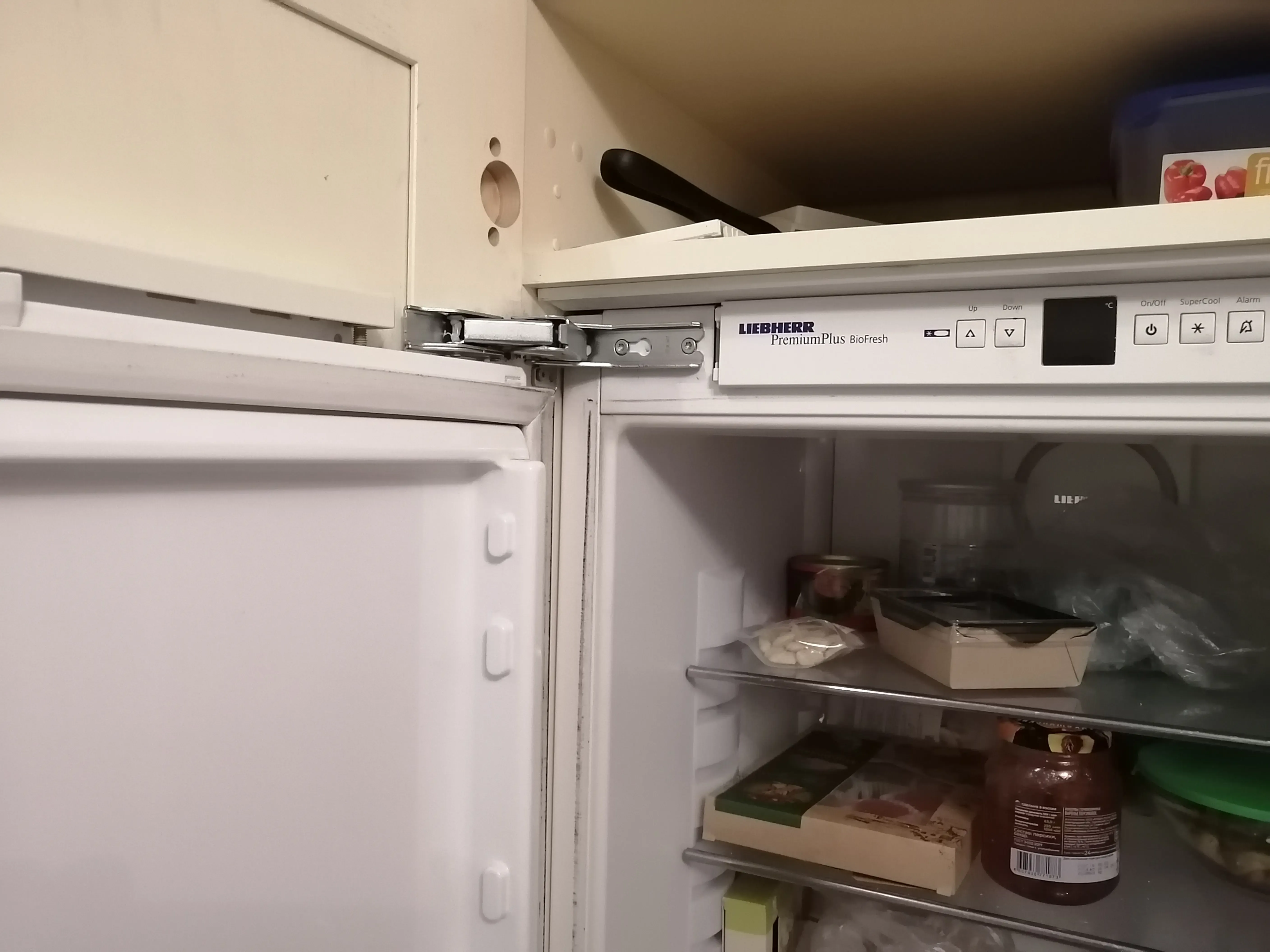 ремонт петель встроенного холодильника Liebherr