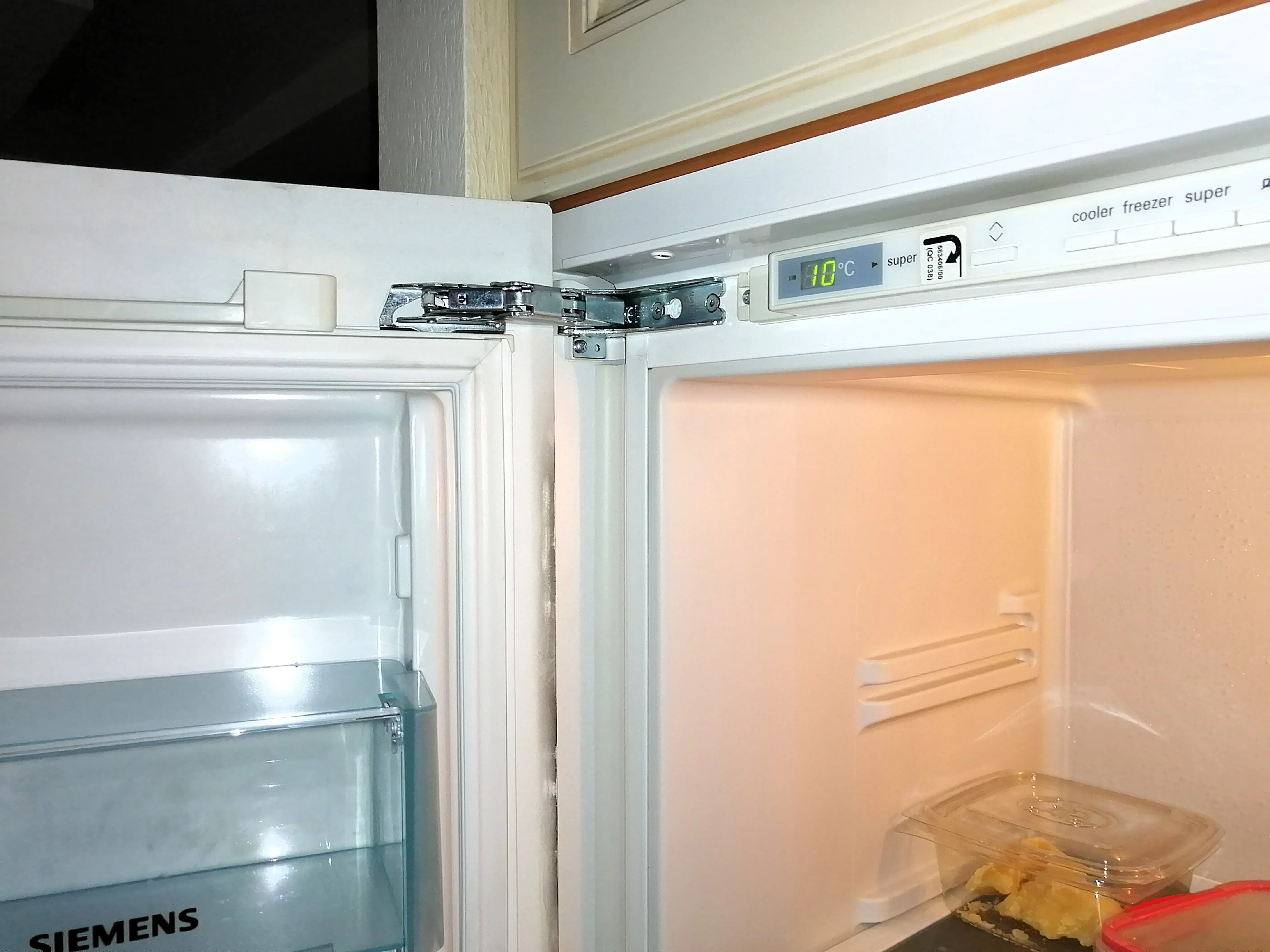 Замена петель Hettich встроенных холодильников Siemens