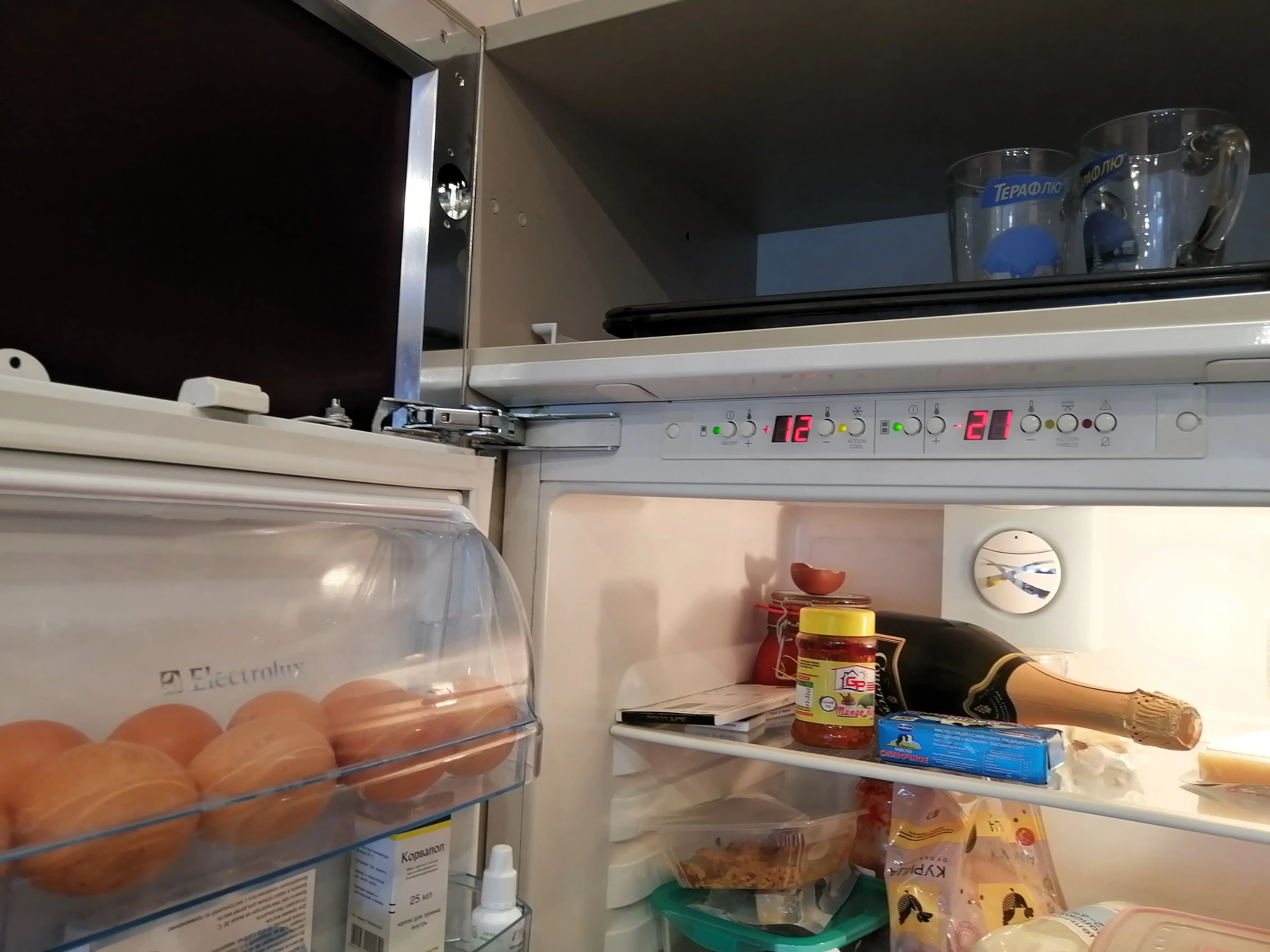 Замена петель встроенного холодильника Электролюкс, Electrolux