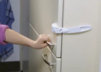 Встроенный холодильник не правильно установлен