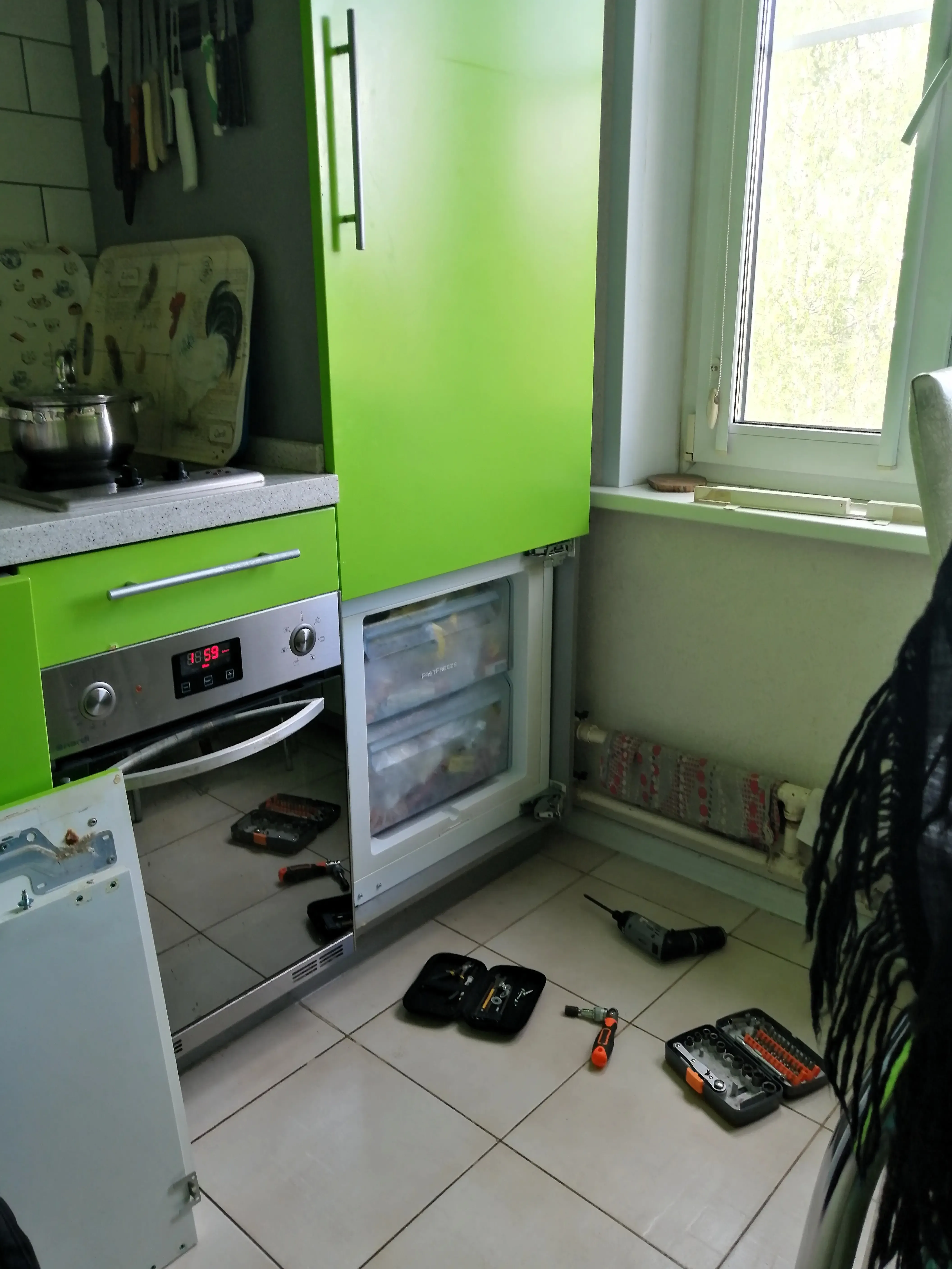 Ремонт двери морозилки встроенного холодильника Electrolux