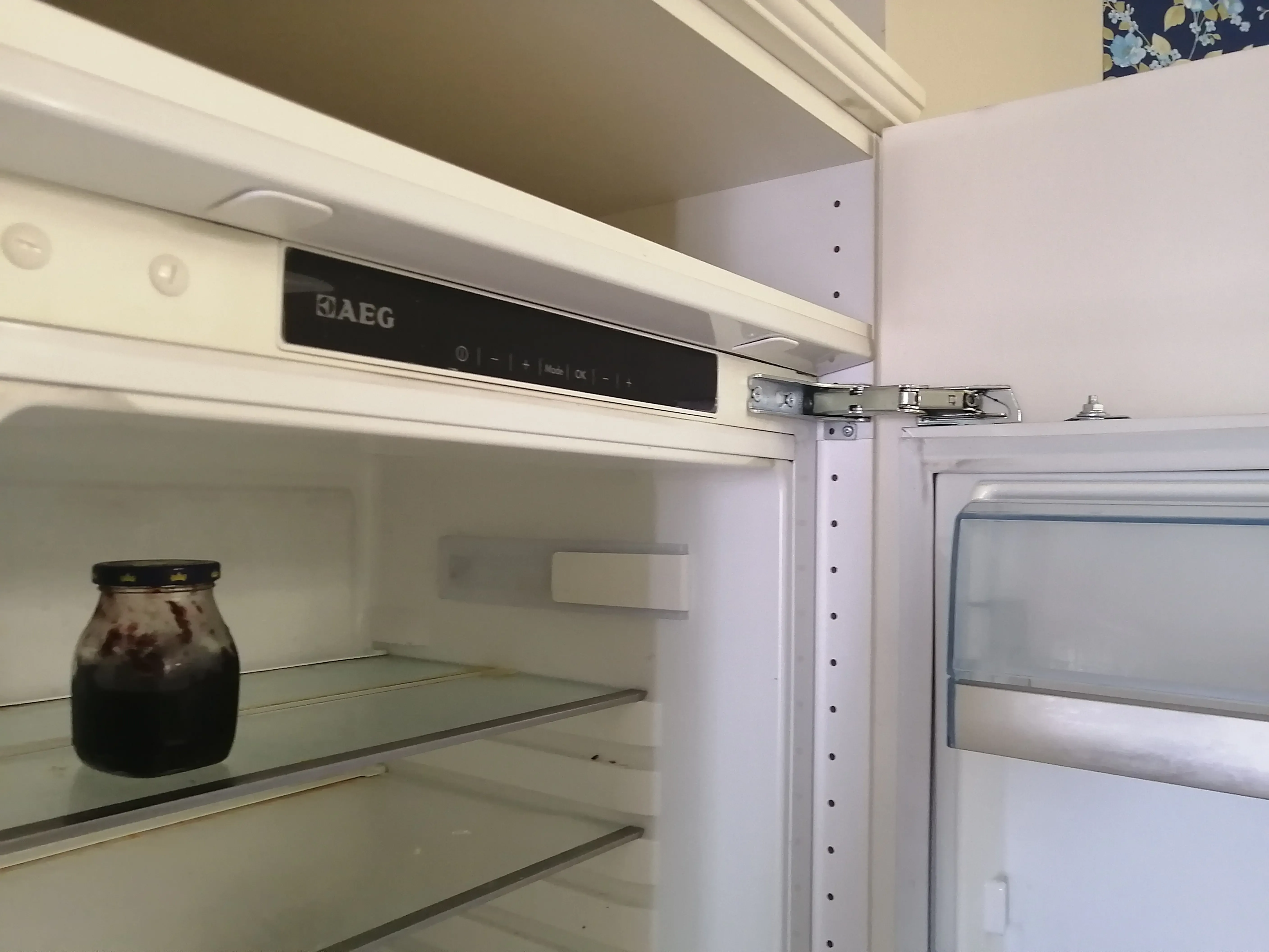 Ремонт двери Ремонт двери встроенный холодильник AEG