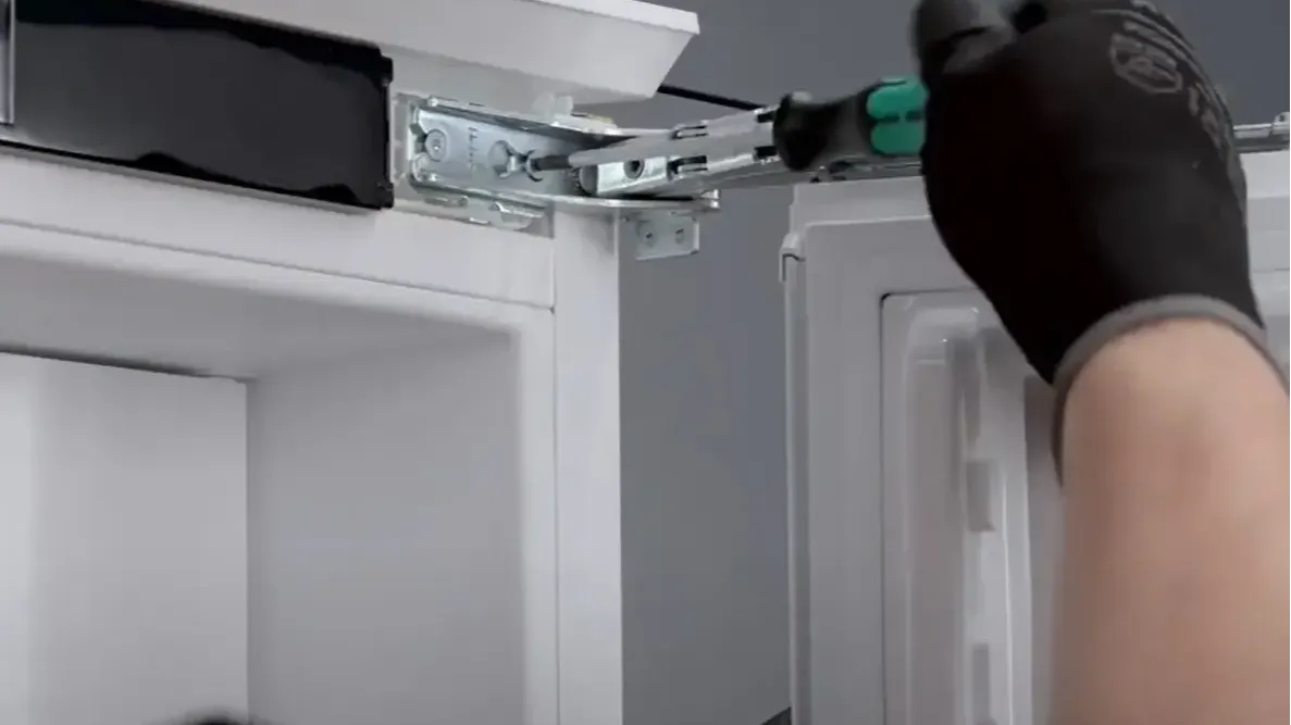 Регулировка петель встроенного холодильника