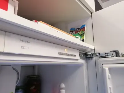 Замена петель встроенных холодильников Miele
