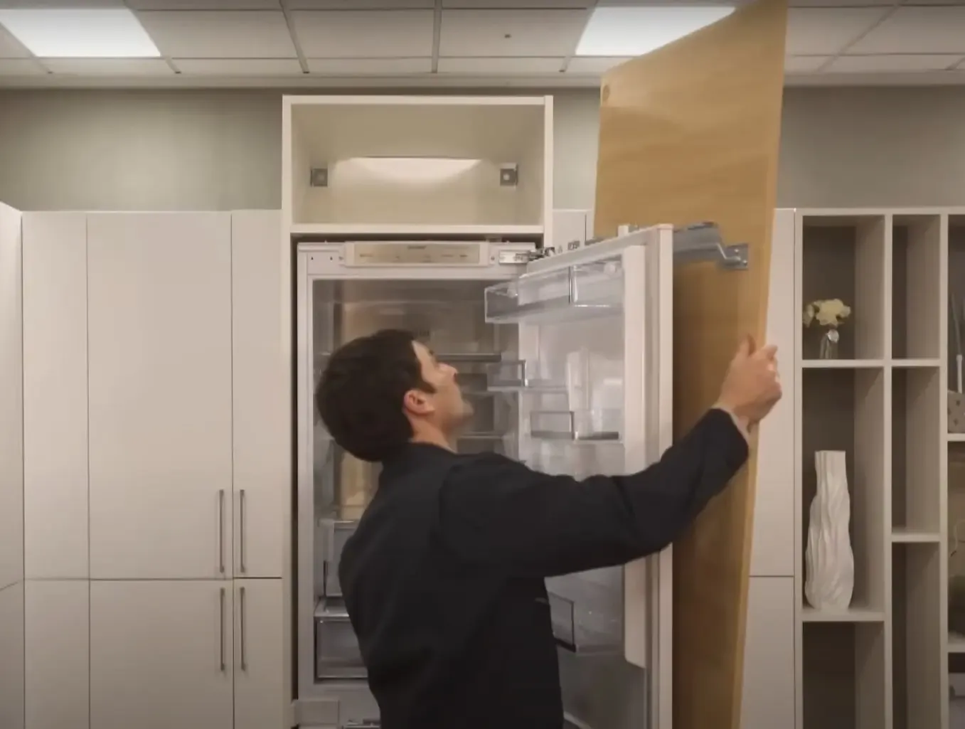 Процесс замены петель встроенного холодильника мастером