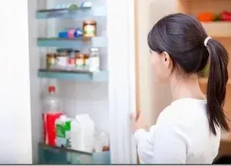 Дверь встроенного холодильника не закрывается причина