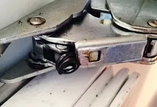 Сломанная петля встроенного холодильника