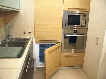 Дверь встроенного холодильника открывается сама