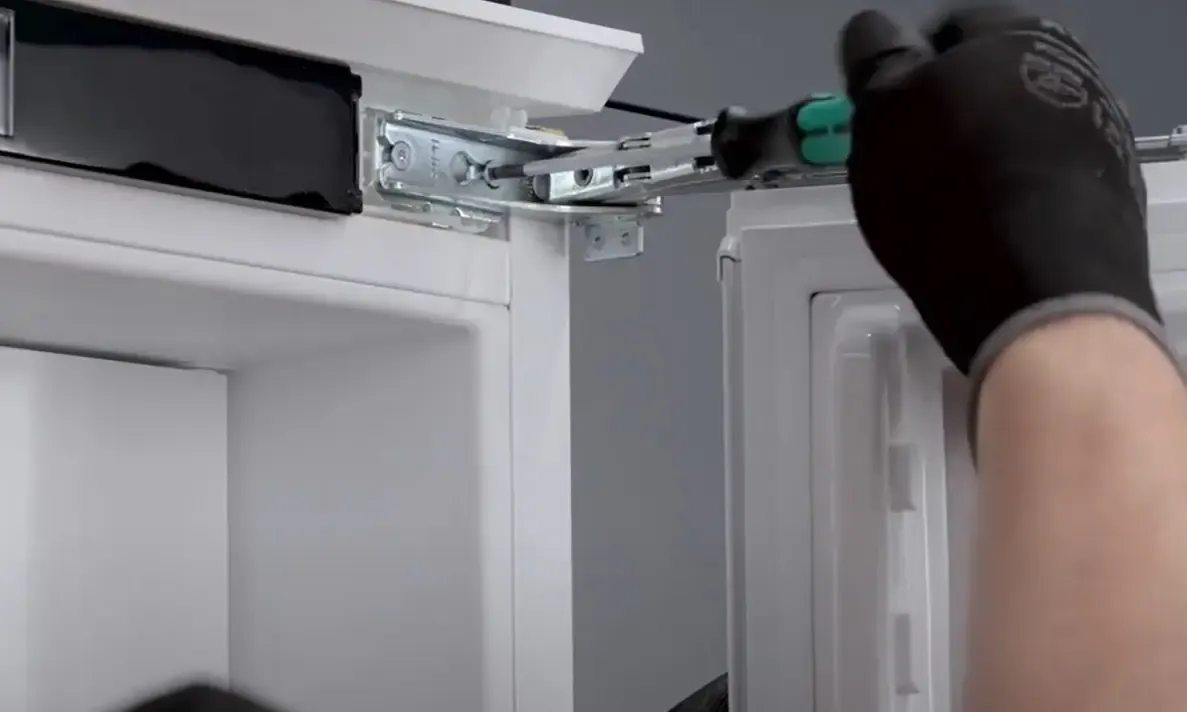 Оказываем услуги по регулировке дверей встроенных холодильников