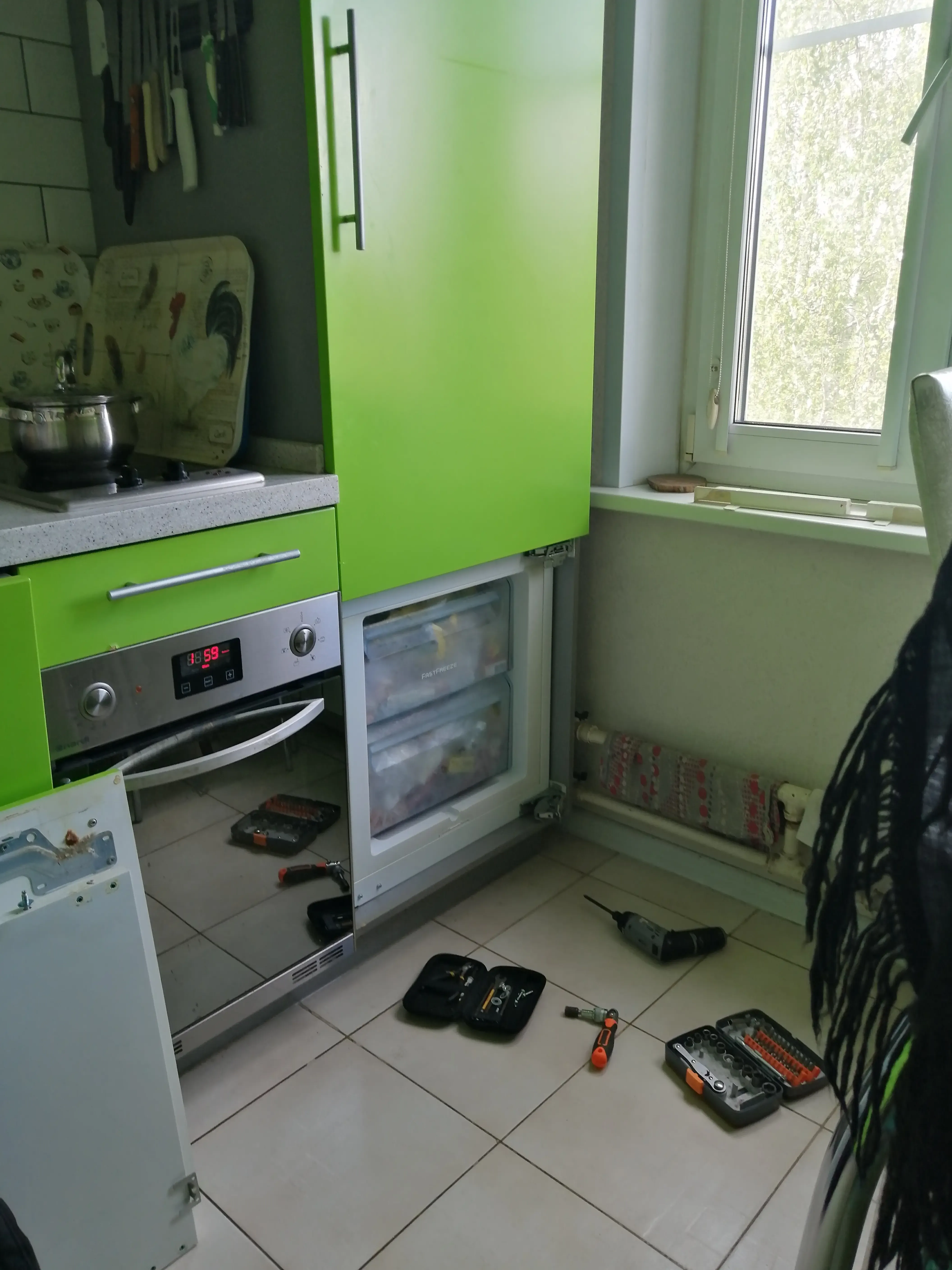 Замена петель морозильной камеры встроенного холодильника Электролюкс