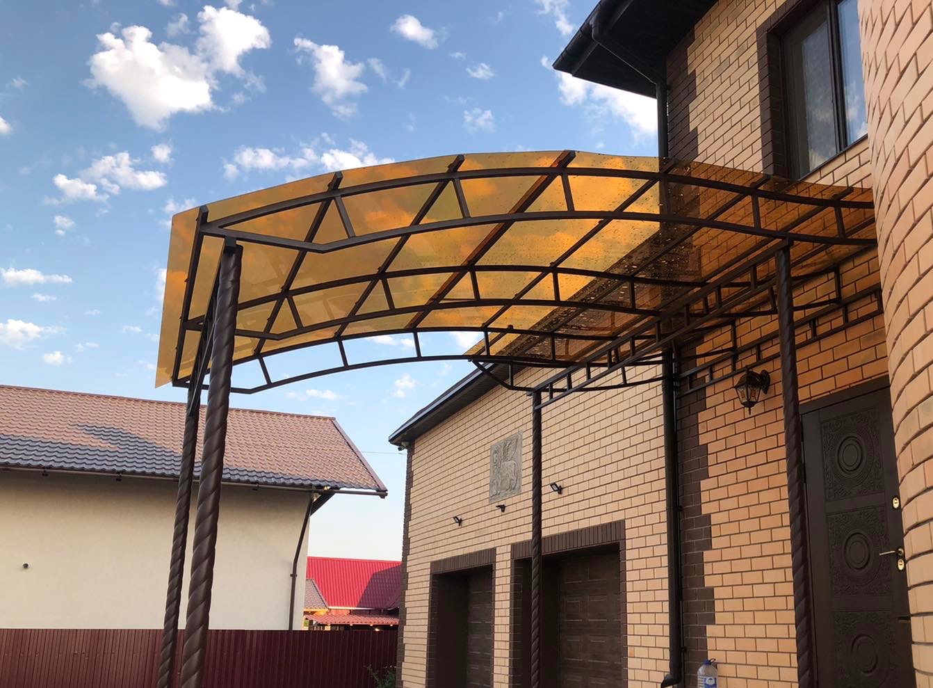 Кованые козырьки с поликарбонатом над крыльцом
