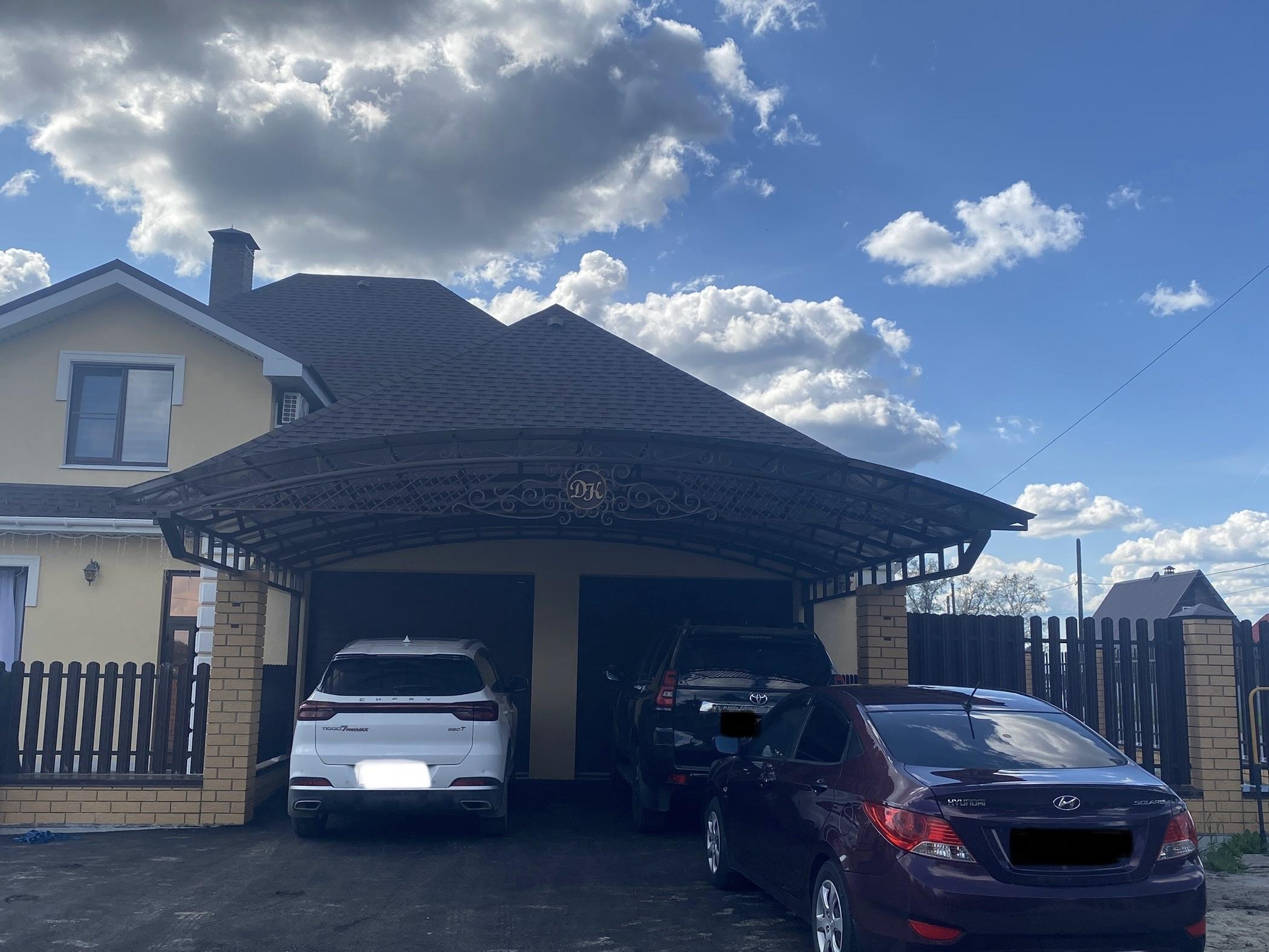 навес с индивидуальной кованой лицевой частью,покрытие поликарбонат кованый навес с поликарбонатом на заказ в тюмени