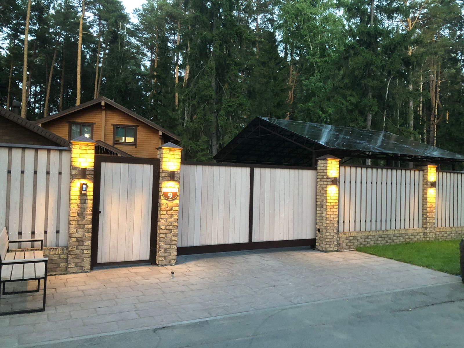 двускатный навес с индивидуальной кованой лицевой частью,покрытие поликарбонат кованый двускатный навес с поликарбонатом на заказ в тюмени