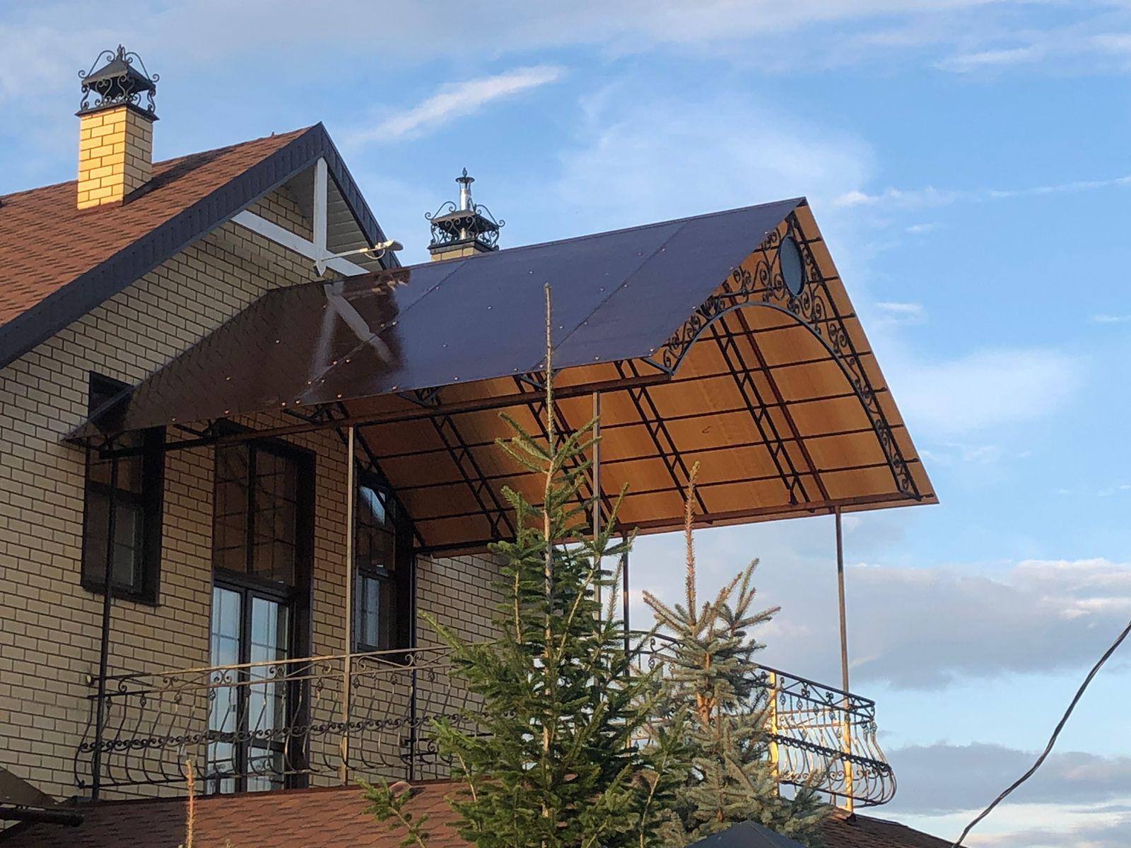 двускатный навес с индивидуальной кованой лицевой частью,покрытие поликарбонат кованый двускатный навес с поликарбонатом на заказ в тюмени