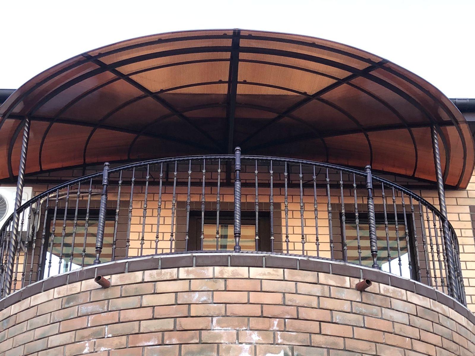 Кованые козырьки с поликарбонатом над крыльцом