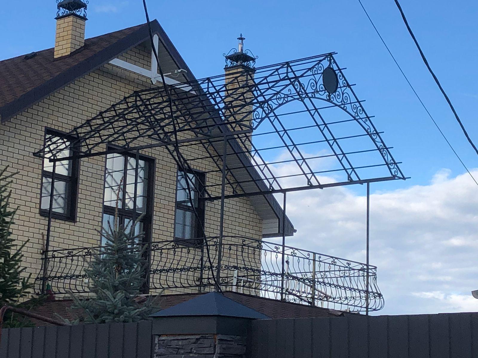 двускатный навес с индивидуальной кованой лицевой частью,покрытие поликарбонат кованый двускатный навес с поликарбонатом на заказ в тюмени