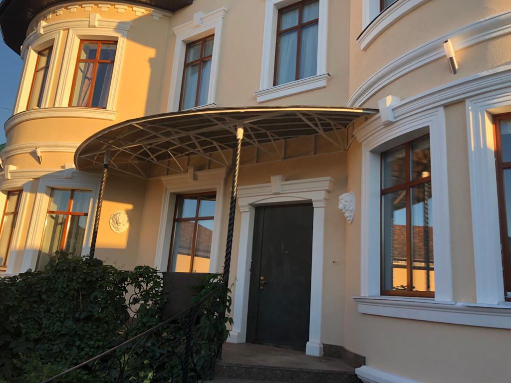 Кованые козырьки над крыльцом с перилами в комплекте 