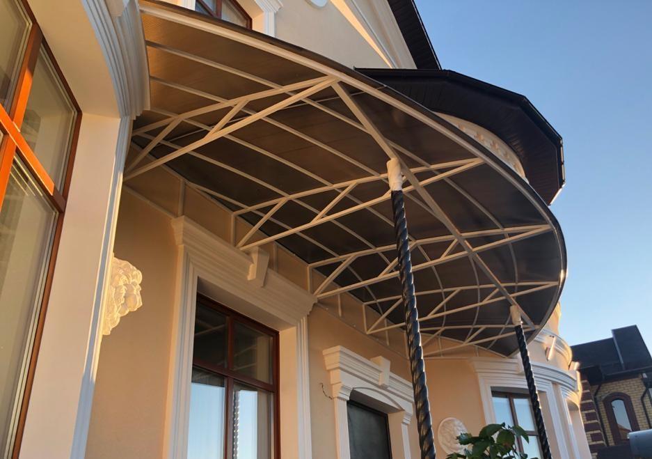 Кованые козырьки с поликарбонатом над крыльцом