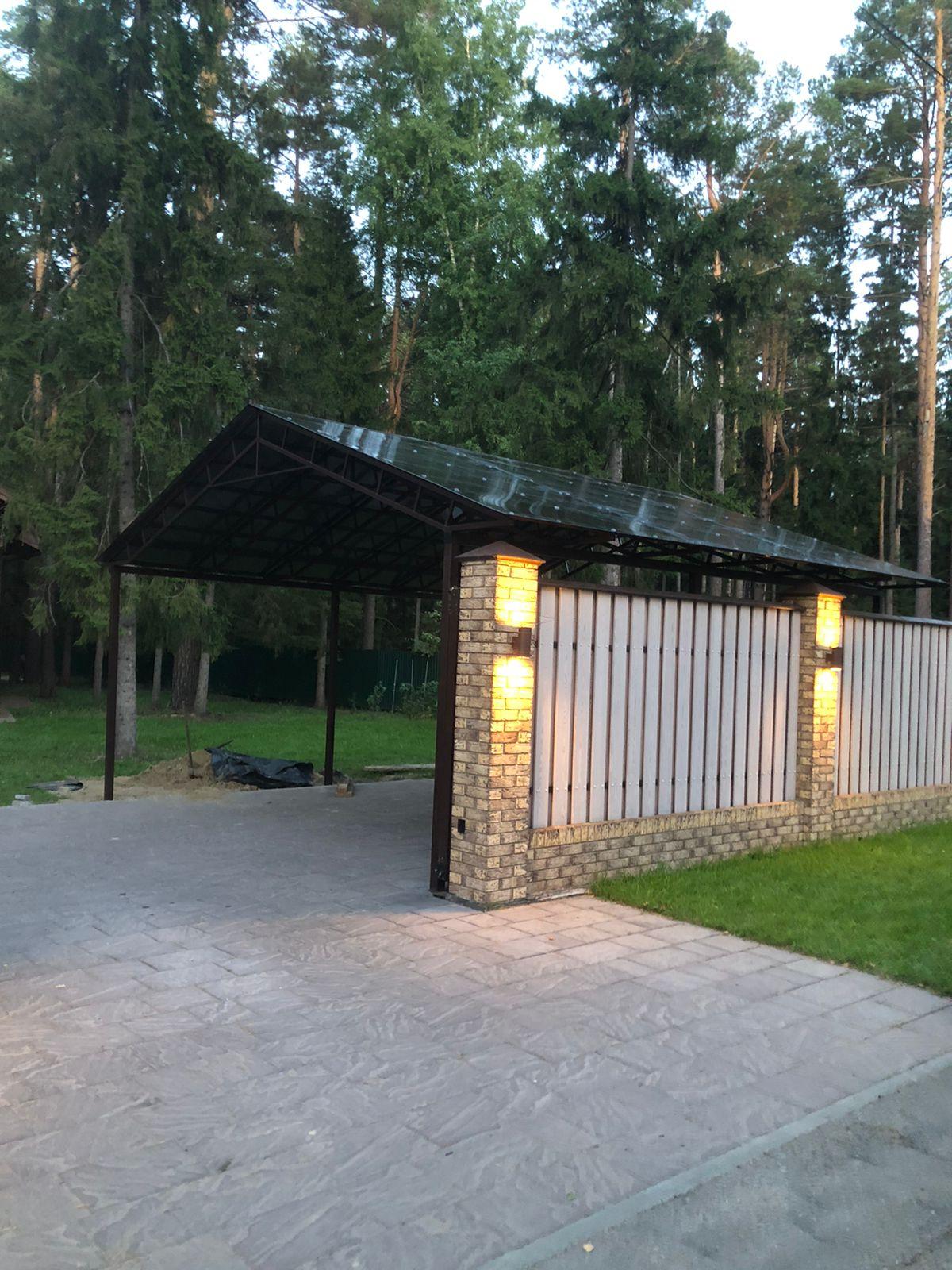 двускатный навес с индивидуальной кованой лицевой частью,покрытие поликарбонат кованый двускатный навес с поликарбонатом на заказ в тюмени