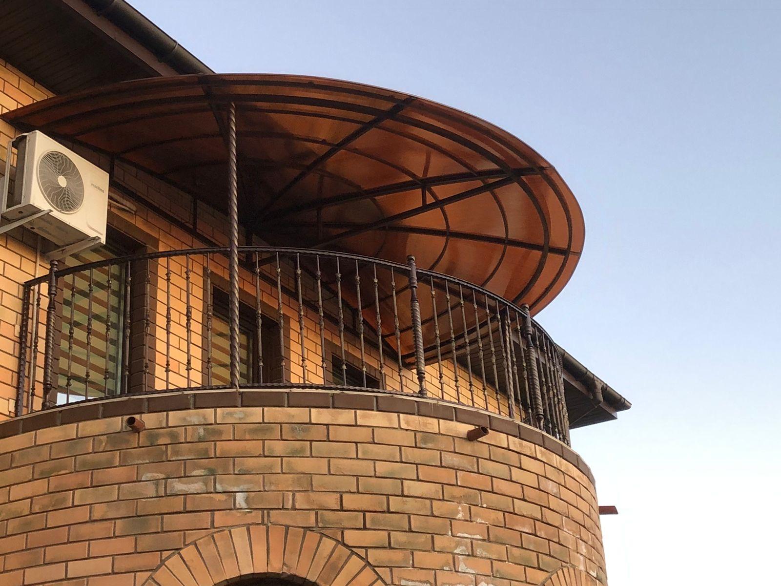 Кованые козырьки с поликарбонатом над крыльцом