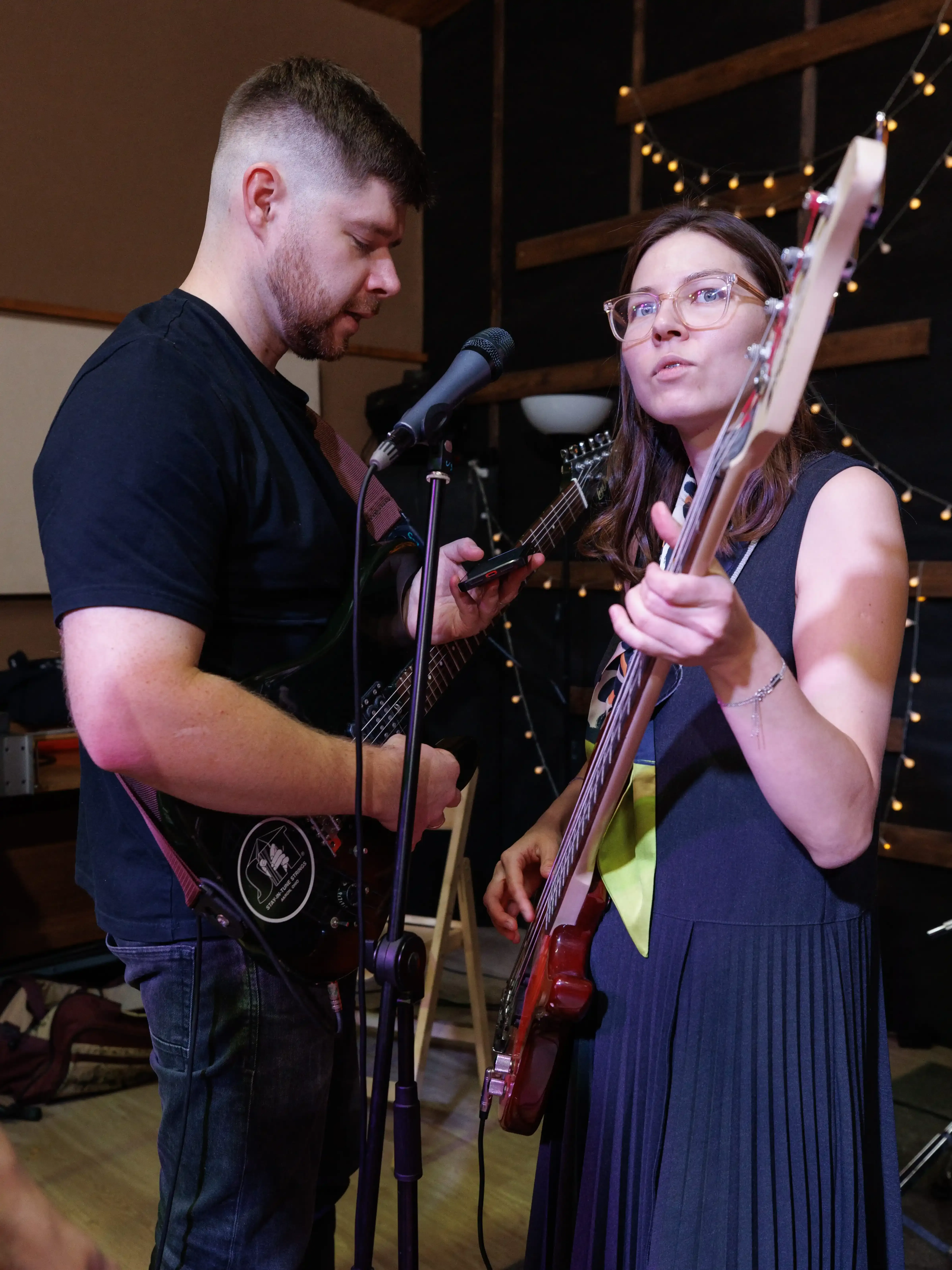 music workshop peoples are playing on guitars