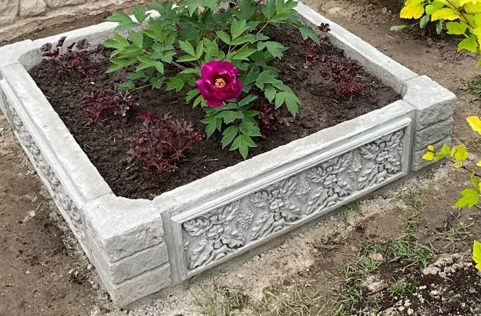 приствольный круг из бетона с резьбой под камень