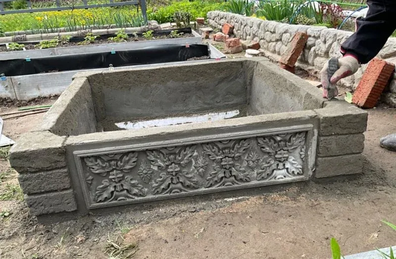 белая роза с металлическими опорами