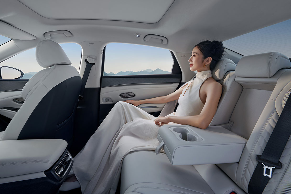 Задний центральный подлокотник с подстаканниками BYD Qin L DM-i