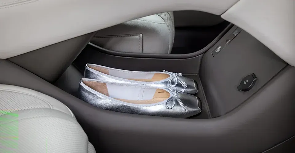 Denza Z9 вид салона шторки сзади