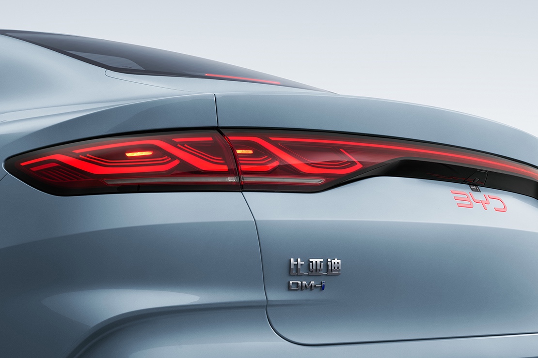 Уникальный витой дизайн задних фонарей BYD Qin L DM-i