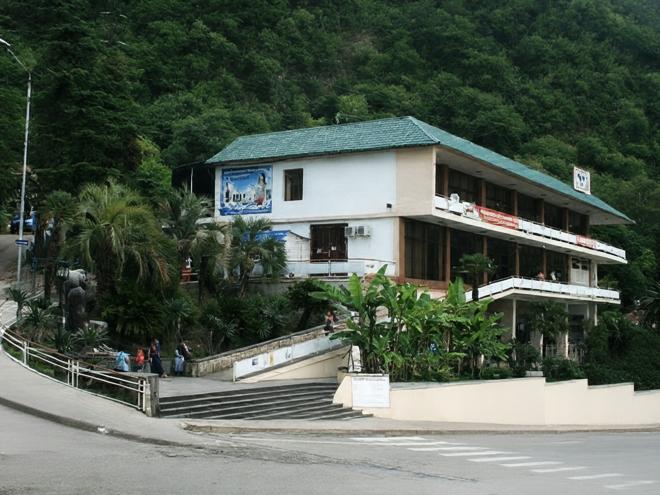 здание входа в новоафонскую пещеру