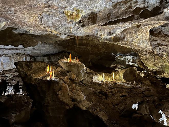сталагмиты в новоафонской пещере