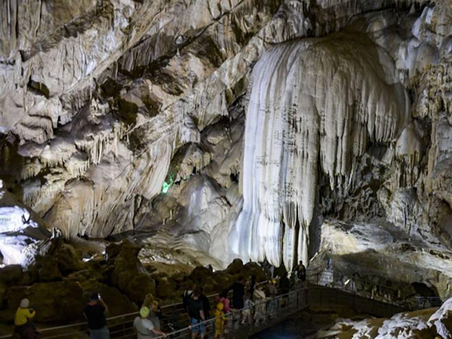 сталактиты в пещере