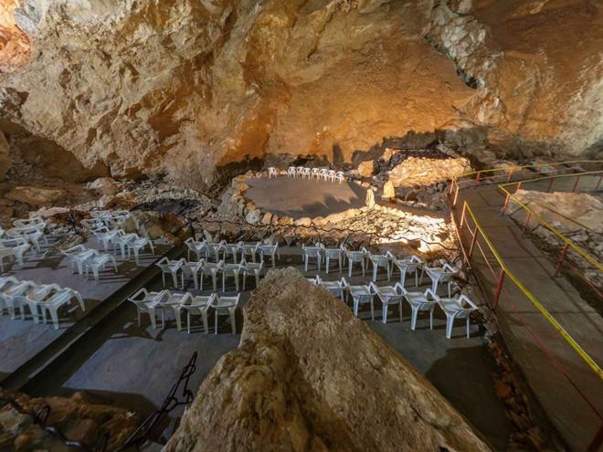 концертный зал в пещере