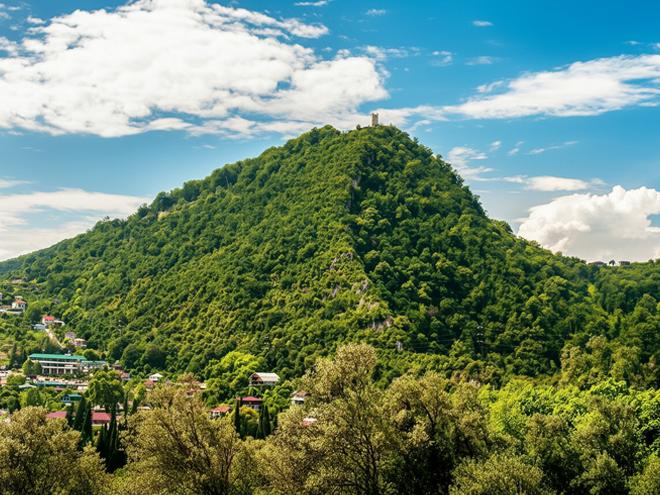 Крепость Анакопийская на фоне гор