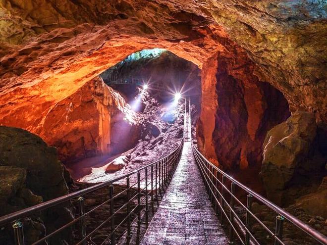 дорожка и подсветка в пещере